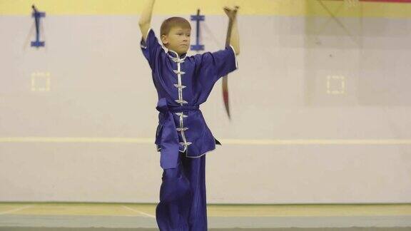 少年穿着传统服装练武术用剑练长拳