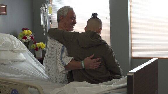 一个少年去医院看望他的祖父