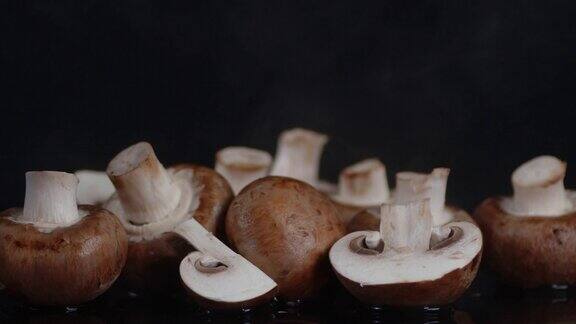 新鲜的蘑菇加冷蒸汽