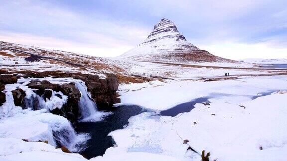 冰岛冬季的Kirkjufellsfoss瀑布和Kirkfufell山