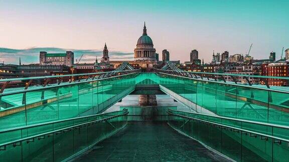 英国伦敦千年桥和圣保罗大教堂的日落时间