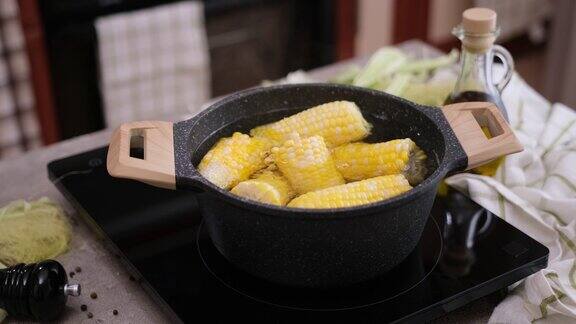 用滚烫的水在锅里煮玉米棒