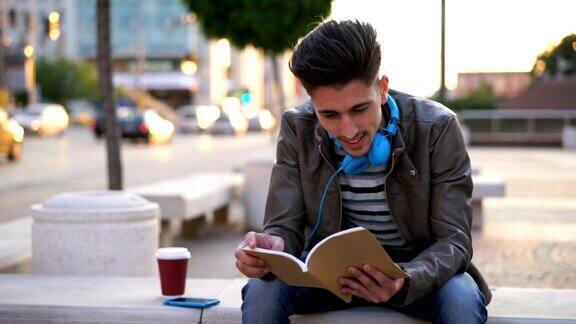 一个城市男孩在长凳上看书