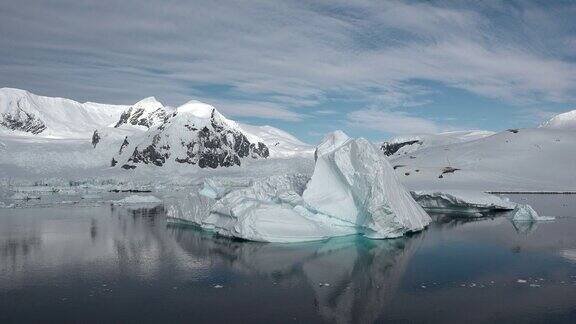 南极洲的自然以山脉为背景的冰山气候变化和全球变暖冰川融化产生的冰山被联合国教科文组织列为世界遗产的北极自然冰景观