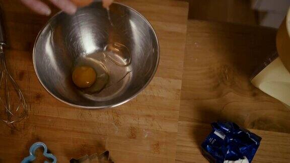 女人把鸡蛋打到碗里