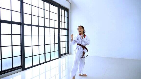 肖像亚洲女孩跆拳道工作室