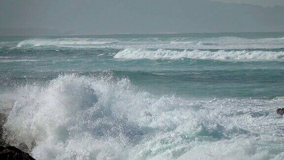 海洋海浪碾碎海岸