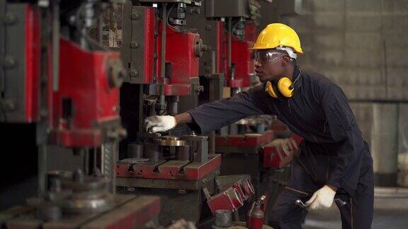 黑人男性工程师在工厂检查工业机器