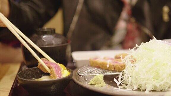 日本料理和牛肉排日本料理:蒸日本饭上的猪排