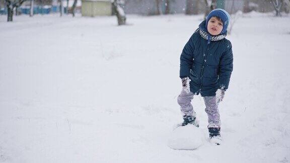 男孩在为雪人打雪仗