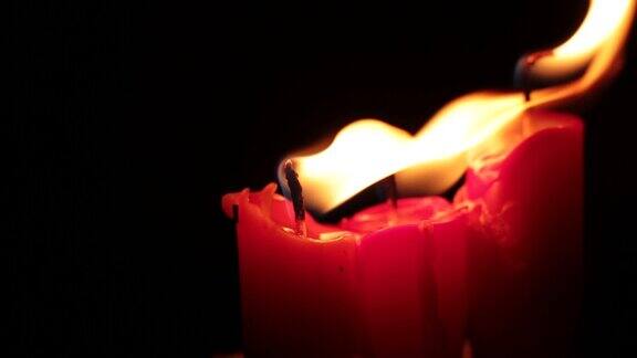 明亮的火焰燃烧节日的蜡烛背景散焦