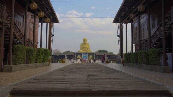 倾斜镜头布塔乌塔扬马哈拉特(佛教公园)琅普泰雕像的主入口