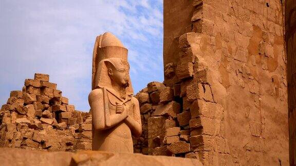 埃及卢克索卡纳克神庙的拉美西斯二世雕像