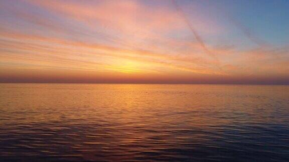 无人机鸟瞰美丽的日出海面