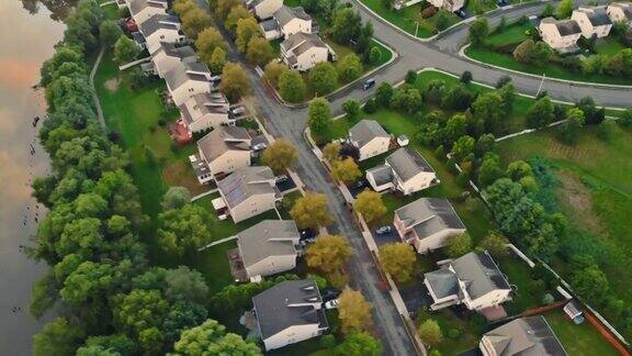 鸟瞰图滨水郊区街道的中产阶级郊区住宅区与房屋