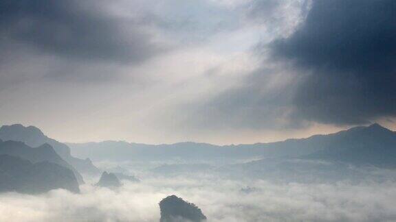 日出时分雾随山而流阳光照在府兰卡