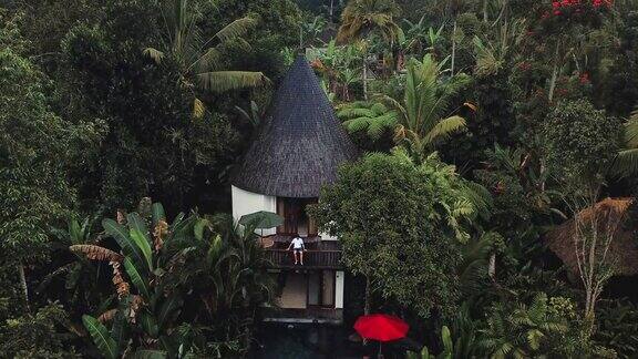 鸟瞰图假期周末放松在热带丛林别墅巴厘岛印度尼西亚