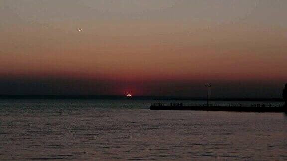太阳越过水面和码头