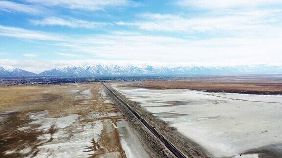 冬天在堤道上的空直路