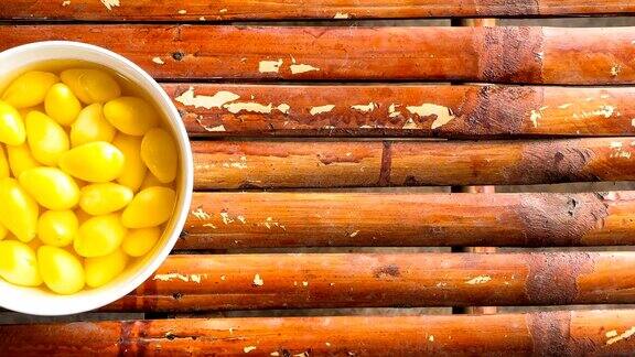 一个甜的银杏坚果汤在竹子桌上形象俯视图