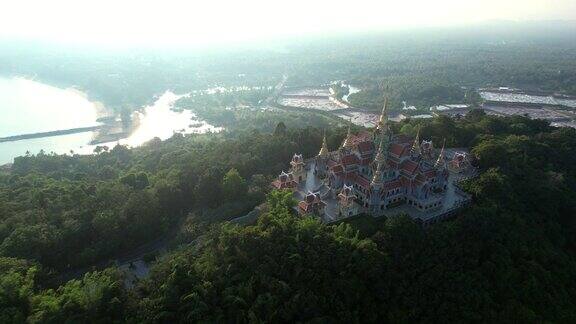 无人机拍摄的日落场景位于泰国通柴山的山顶它是为了纪念国王陛下普密蓬·阿杜德·拉玛九世统治50周年而建造的