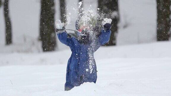 快乐的孩子在雪地里玩耍