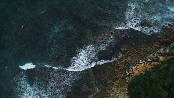 海滩海浪和冲浪者的天线