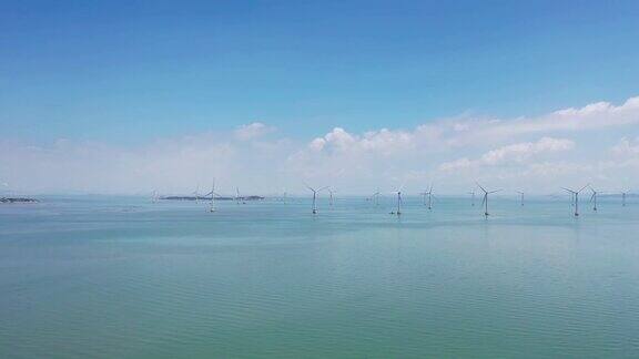 一排海上风力发电厂的鸟瞰图