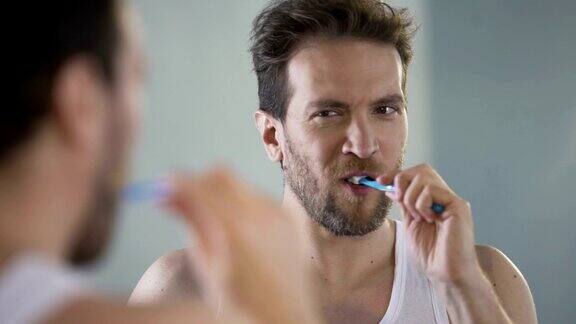 中年单身汉刷牙例行晨间事务照顾身体