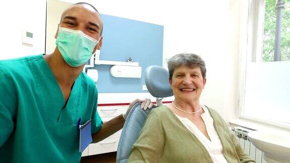 牙科医生正在检查老年女性病人