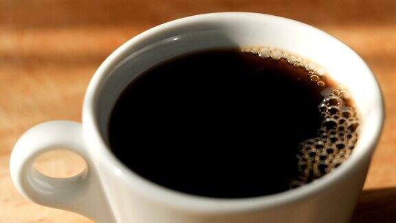 将黑咖啡倒进带有天然蒸汽和气泡的杯子里