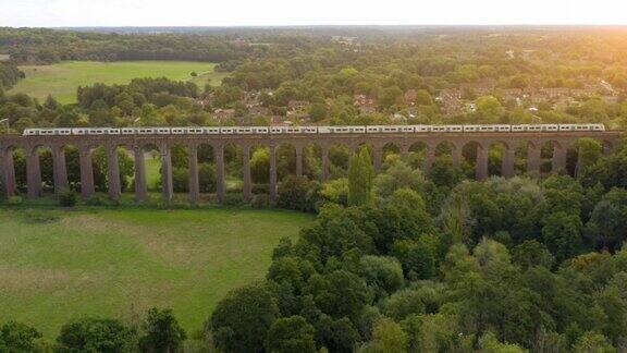 英国的高架桥高铁在高架桥上高架桥上高架桥火车穿过铁路高架桥苏格兰高地英国