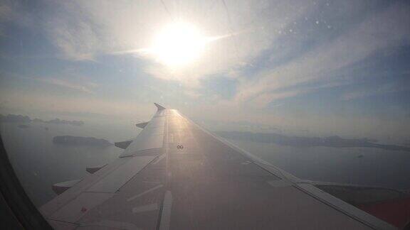 从窗口看飞机机翼和天空