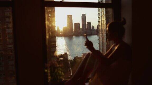 纽约靠窗的女人