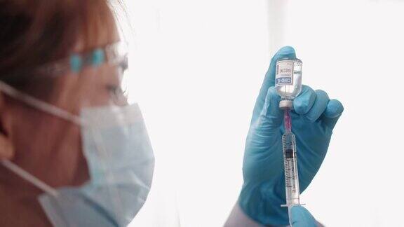 医生将疫苗注射到注射器上