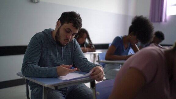 学生们在教室里做测试