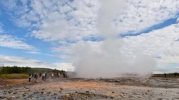 间歇泉是冰岛西南部Haukadalur山谷地热区的一处著名温泉