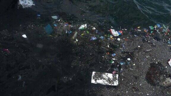漂浮在海面上的塑料垃圾