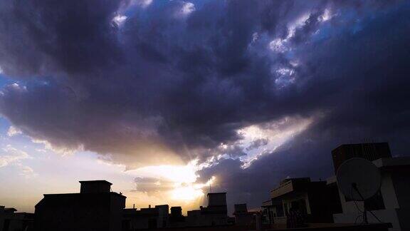 时间流逝的太阳在建筑物上云在城市景观