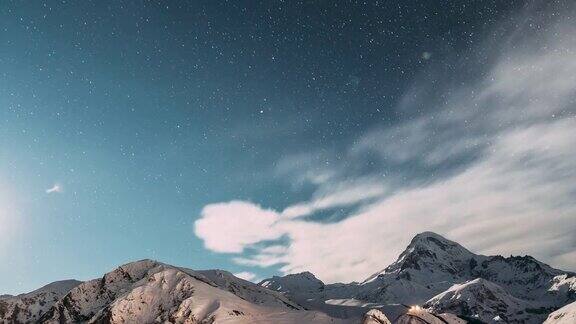 Stepantsminda格鲁吉亚哈萨克雪峰上的冬夜繁星满天美丽的夜晚格鲁吉亚冬季景观