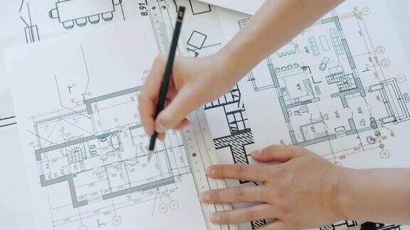 俯视图女建筑师手绘建筑平面图集中在图纸上