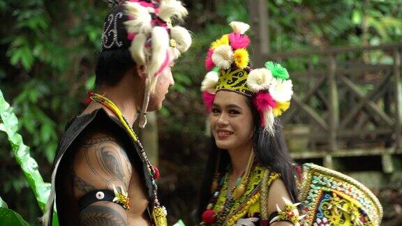 一位婆罗洲女士通过她令人惊叹的传统服装展示了她的文化之美