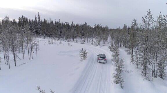 芬兰一辆汽车在雪地上滑过弯道
