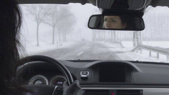 冬天开车-在大雪下的乡村道路上开车要小心