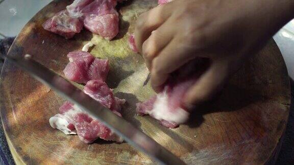 用木板切猪肉