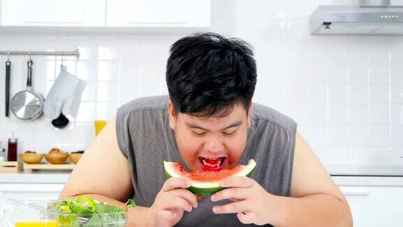 男人吃西瓜的特写照片饥饿的男人吃真实的身体