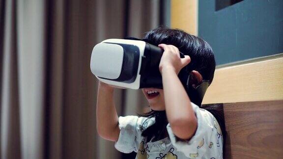 亚洲女孩在VR头盔