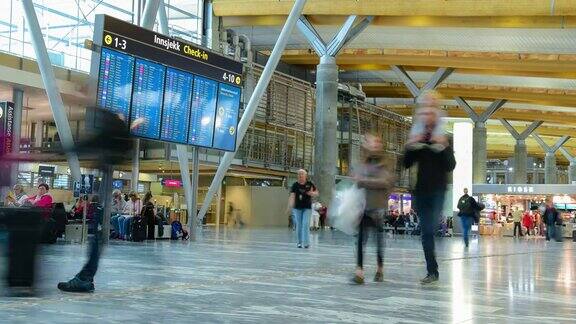 机场办理登机手续柜台大堂的旅客人群全景图