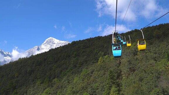 4k实时:缆车视角向上移动到玉龙雪山视角丽江中国