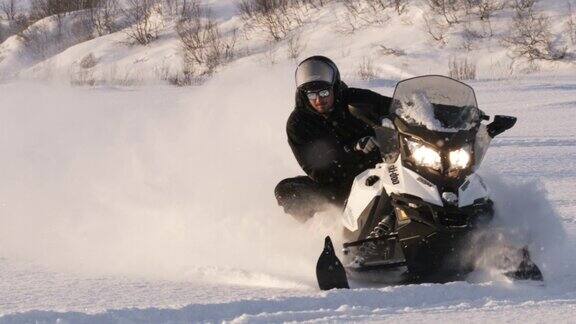 驾驶雪地摩托